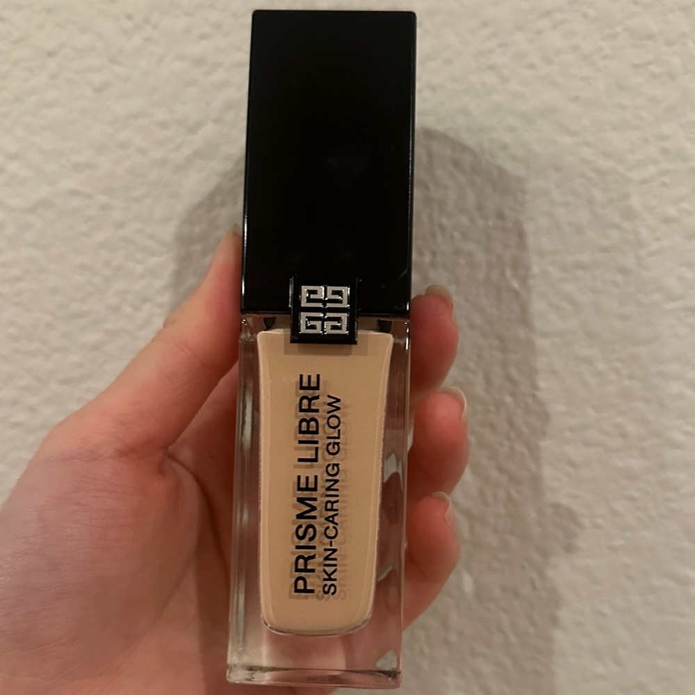 Givenchy Prisme Libre Skin-Caring Glow Foundation